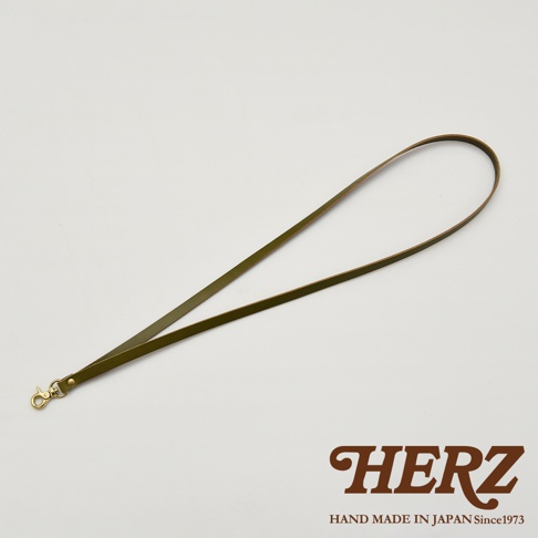 一條橄欖綠皮革製成的證件識別夾掛繩，附有金色旋轉鉤扣。