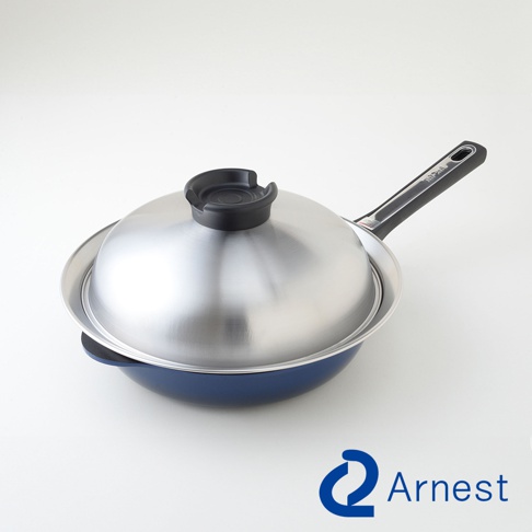 逸品物創不鏽鋼附蓋簡易蒸盤，鍋身為藍色，搭配銀色不鏽鋼鍋蓋及黑色提手。