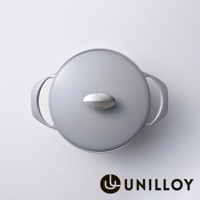 淺灰色琺瑯鑄鐵鍋，配有銀色橢圓形提手，鍋蓋中央有「UNILLOY」字樣。