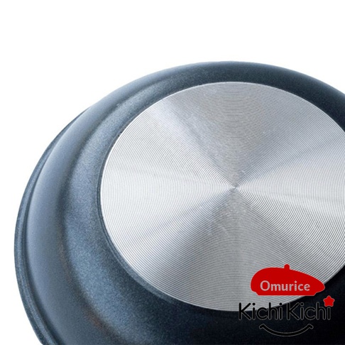 Kichi Kichi 日式神級煎鍋，鍋底為銀色金屬材質，帶有同心圓紋路，鍋身外緣為深灰色。