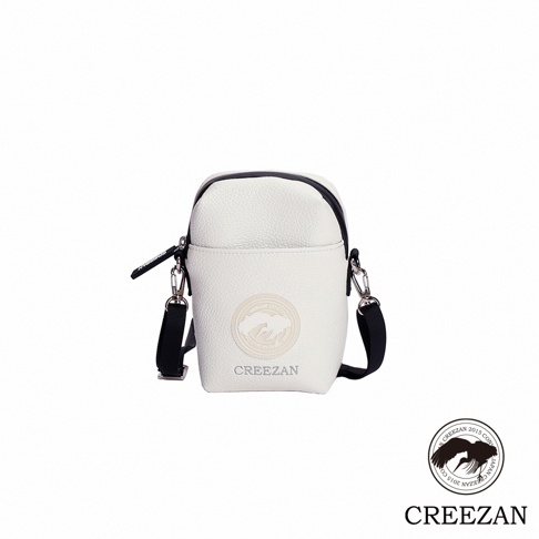 白色荔枝紋皮革高爾夫迷你側背收納包，黑色拉鍊與背帶，正面有圓形壓印 Logo 及品牌名稱。