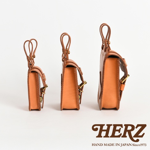 三款不同尺寸的棕色皮革經典腰袋，側邊展示。腰袋均為皮革材質，配有金色金屬扣具與提環，呈現簡潔復古設計。