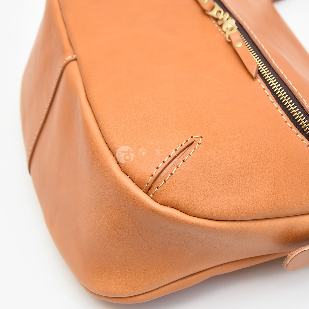 HERZ 職人手作皮革大容量馬鞍包 CK-150 焦糖色，特寫縫線細節與黃銅拉鍊