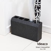 深灰色砂岩材質的五孔傘架，帶有圓潤的邊緣，可收納雨傘。