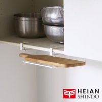 白色金屬製免鑽櫥櫃砧板架，懸掛於櫥櫃層板下方，架上放置一片木質砧板。