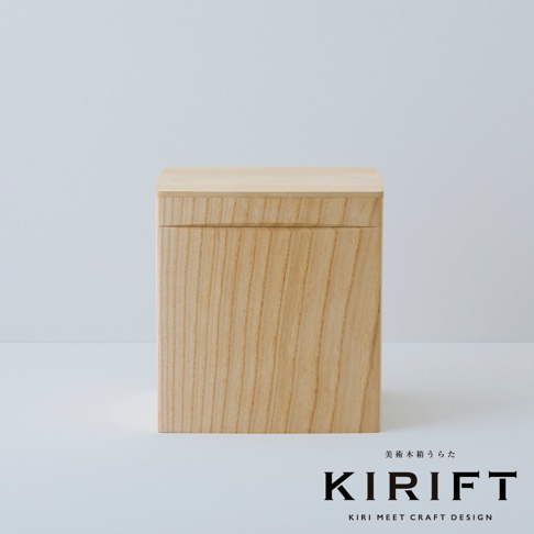 淺色桐木製成，具有清晰木紋的方形收納箱，帶有簡約的頂蓋設計。