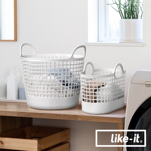 兩個白色網格狀圓形洗衣提籃，分別裝有淺藍色和棕色毛巾。