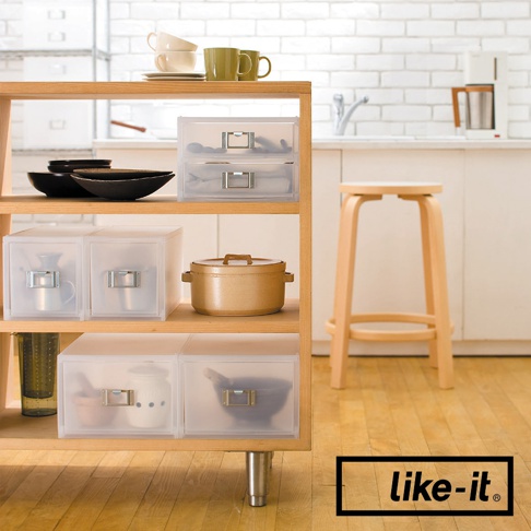 透明霧面塑膠製成、帶有銀色金屬把手的可疊式A4文件收納盒，部分收納盒內裝有衣物、鍋具、杯盤和碗盤。