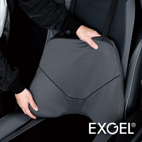 深灰色電競椅用背墊，表面有細緻紋理，中央有V形縫線設計，兩側有黑色織帶，可固定於椅背。