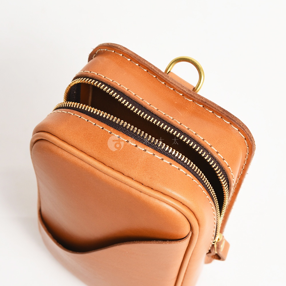 日本HERZ職人手作皮革兩用直立型斜背包，棕色軟皮革材質，頂部拉鍊開合，帶有金色金屬圓環和掛繩，近乎全新的狀態。