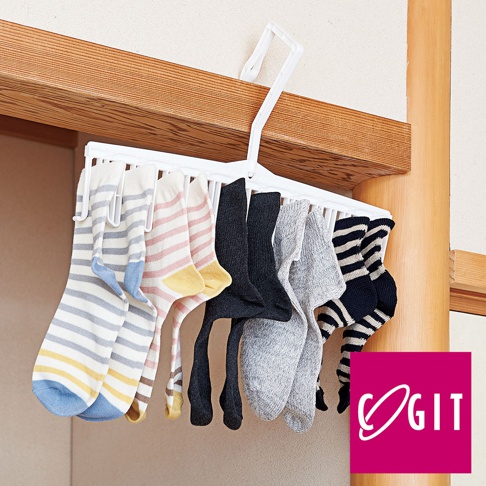 白色塑膠旋轉晾衣架，掛有十雙不同花紋的襪子，包含條紋和素色款式。