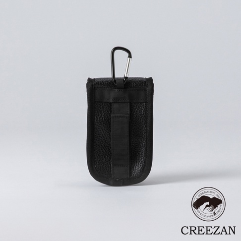 黑色高爾夫球收納腰包，採用皮革材質，附有尼龍掛繩及金屬掛鉤，設計簡潔實用。