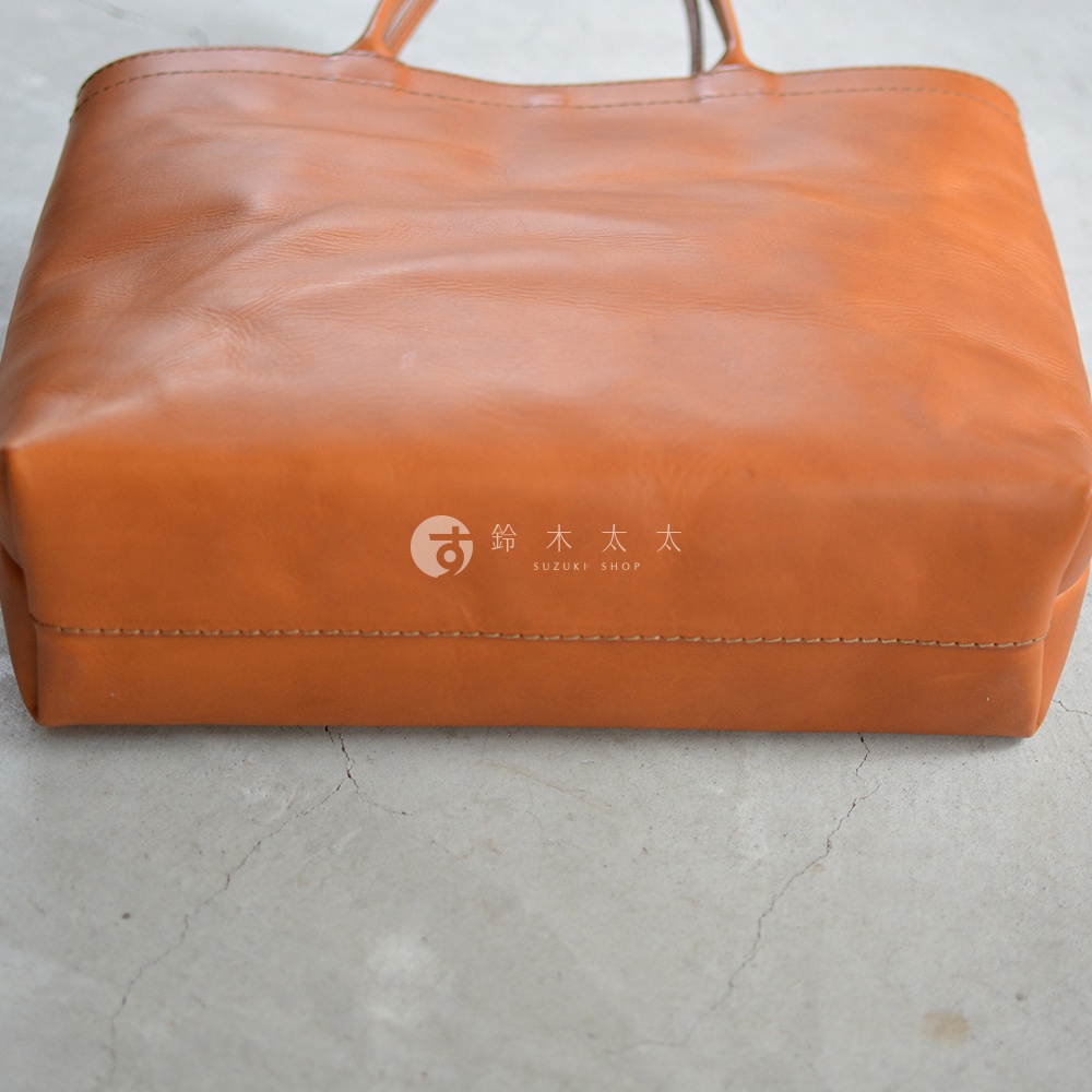 職人手作皮革Organ肩背托特包，橙色，特寫，正面中央有Suzuki Shop的標誌。