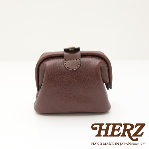 職人手作皮革口金化妝包 KF-143 S，深棕色，採用帶有細膩紋理的皮革製成，設有金屬扣環和縫線細節。