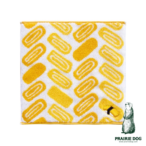 白色方巾上有黃色壽司造型的提花圖案，邊緣有黃色滾邊。