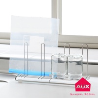 leye不鏽鋼瓶壺瀝水架，銀色不鏽鋼材質，可瀝乾兩個玻璃瓶和一個塑膠袋。