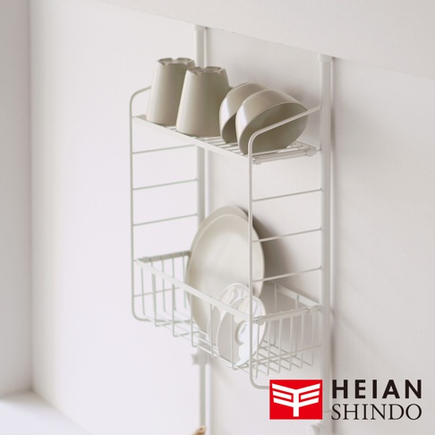 白色金屬網格收納架，有兩層，上方層架放置數個淺灰色杯子，下方層架則收納盤子與碗。