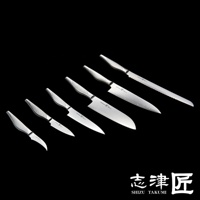 一套六支不鏽鋼刀具，包含水果刀、削皮刀、主廚刀等，刀柄皆為銀色，帶有防滑紋理，刀刃鋒利。