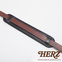 職人手作皮革Big肩墊，黑色外層皮革搭配中間棕色皮革，整體採雙層皮革縫製，並有皮革揹帶延伸。