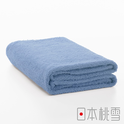 一張淺藍色居家浴巾，質地蓬鬆柔軟，對折疊起，展示其厚實感。