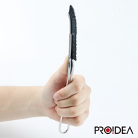 一隻手握著 J 型隙縫刷，刷頭為黑色，刷毛密集，刷柄為銀色金屬材質，呈彎曲狀，手部特寫。