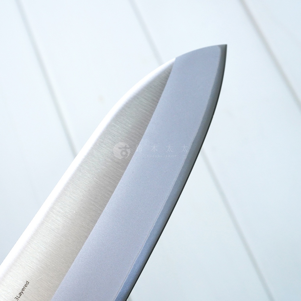 燕三條 VG-10 不鏽鋼三德刀 16.5cm，刀身採用拉絲處理的不鏽鋼材質，呈現銀白色光澤，刀刃角度鋒利，刀尖圓潤。