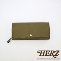 職人手作橄欖綠皮革長夾，寬口設計，附有金色金屬壓扣及拉鍊，整體簡約大方。