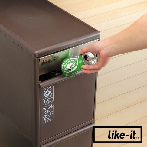 棕色雙層分類垃圾桶，頂部有一個金屬開口，手正將一個綠色啤酒罐放入。垃圾桶側面有「CAN」和「BIN」的分類標誌。