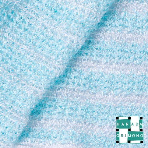 織紋細膩的泡泡洗澡巾，採用天藍色與白色交織的條紋設計，材質輕柔，網狀織法能有效產生豐富泡沫。