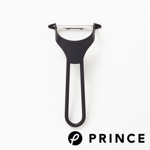 黑色削皮器，設有銀色不銹鋼刀片和黑色塑膠手柄，手柄呈U形。