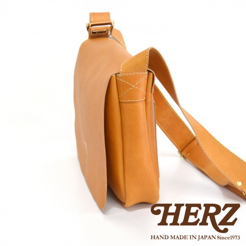 日本HERZ職人手作皮革軟皮橫式斜背包 CK-94 駝色，採斜角近拍視角，突顯精緻縫線與皮質紋理。