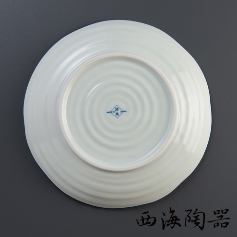 日本美濃燒淺綠色輕量圓盤，底部有同心圓紋路及藍色「清水」與「MADE IN JAPAN」字樣，盤緣呈波浪狀。