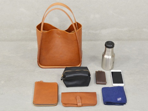 S収納物:ブックケース(GS-37-S)、ポーチ(GS-38-L)、長財布(GS-21)、350ml水筒、キーケース(GS-31)、スマートフォン(i-phone6s)、ハンカチ。