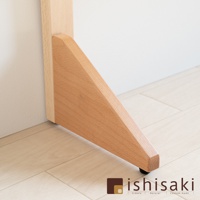 木製兒童多功能繪畫白板的支架，採用淺木色櫸木材質，呈現三角形支撐結構，底部帶有黑色小輪，與淺木紋地板和白色牆壁背景形成對比。