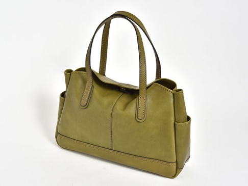 橄欖綠皮革手提托特包，帶有兩個頂部提把，側面有開放式口袋，底部有加固設計。