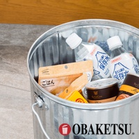 OBAKETSU 銀色儲物桶內有礦泉水、罐頭食品和日式即食米飯。
