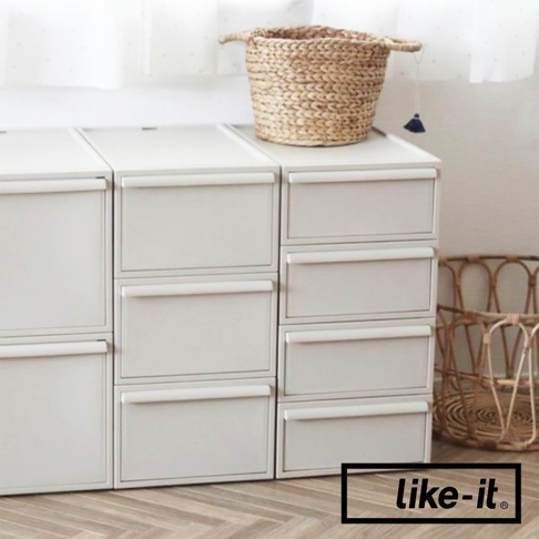 like-it 抽屜式收納櫃，頂部有一個編織籃，底部有木紋地板。