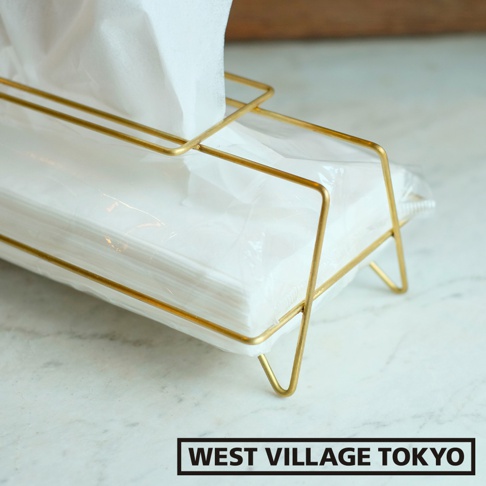 金色金屬線條構成的收納面紙盒，裝有整齊的白色面紙，材質呈現金屬光澤，簡約而現代的設計。