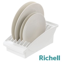 白色塑料櫥櫃式餐盤收納架，可收納多個盤子，右下方有Richell品牌標誌