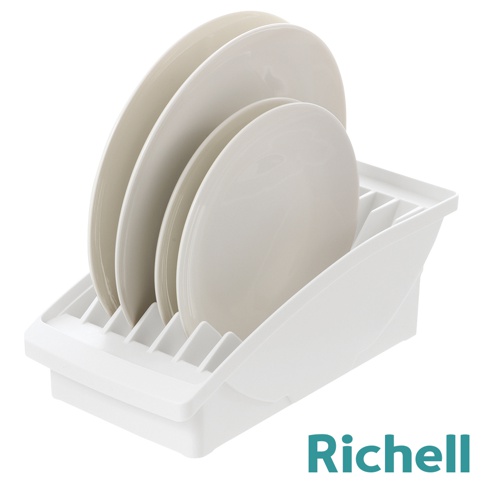 白色塑料櫥櫃式餐盤收納架，可收納多個盤子，右下方有Richell品牌標誌