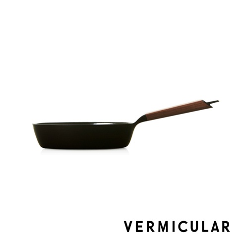 日本製黑色琺瑯鑄鐵平底深鍋，配有木質手柄，鍋身簡潔，設計大方。