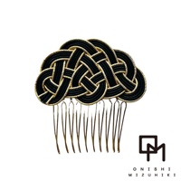 和風水引花結金絲髮叉，以黑色繩結編織成雲朵狀，金線勾邊，搭配金色髮梳，共四色。