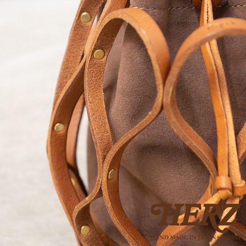 日本HERZ職人手作皮革Organ編織水桶包 G-98，展現皮革的細緻紋理和精湛工藝。