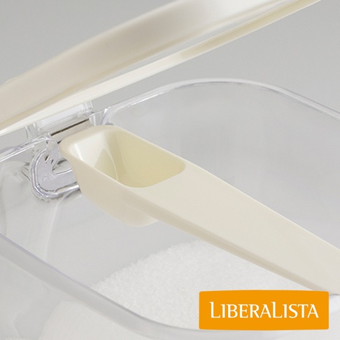 LIBERALISTA 調味料罐收納架組-小，展示了一個打開的透明調味料罐，裡面裝有細小的白色顆粒，一個米白色的量勺放在罐邊緣。