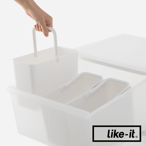 like-it 品牌的手提式白色居家萬用分隔收納盒，內含兩個小款收納籃，展示手正拿起其中一個收納籃，展示盒子的簡潔設計。