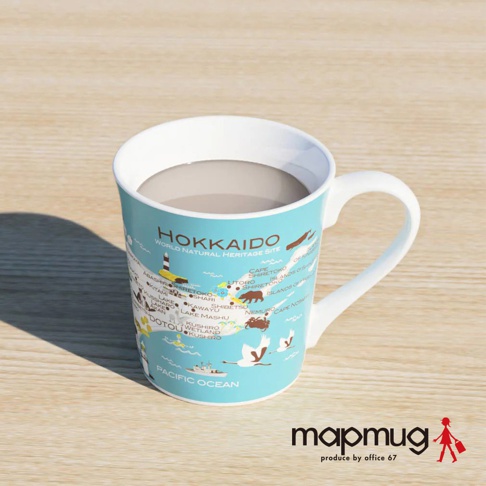 印有淺藍色手繪北海道地圖的白色陶瓷馬克杯，地圖上標示了城市、地標和動物，杯緣和手把為白色。