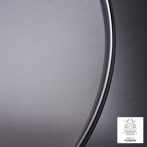 精細網狀的金屬濾網，邊緣有光滑的銀色金屬框，底部右側有「Made in TSUBAME」的標誌。