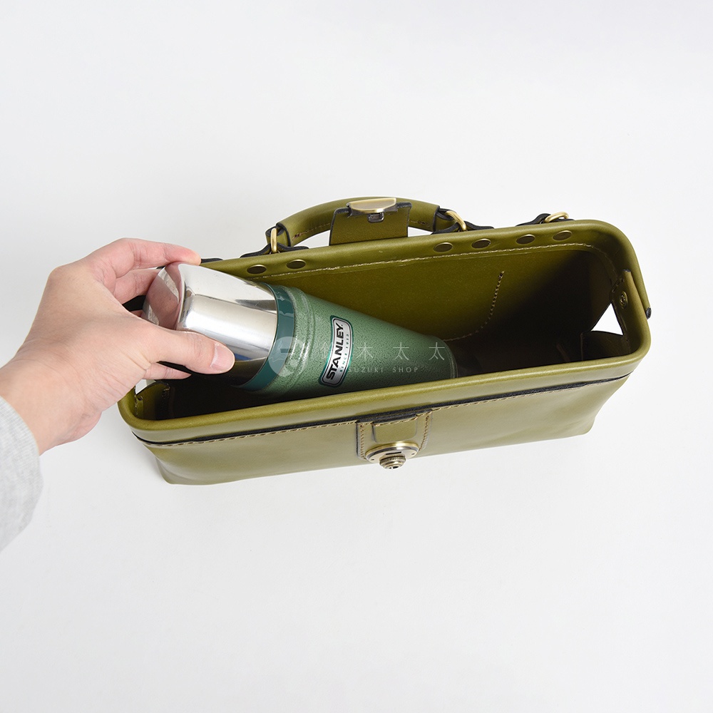 綠色皮革手提包，內部有一個綠色史丹利保溫瓶。