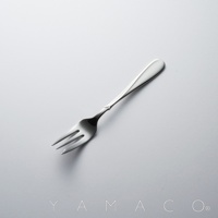 Flora系列不鏽鋼點心叉，細緻的設計，閃耀著金屬光澤。