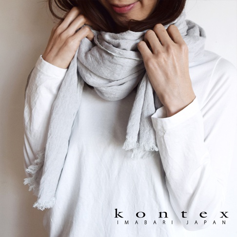 淺灰色羊毛棉質混紡絲巾，質地輕柔，兩端帶有流蘇。